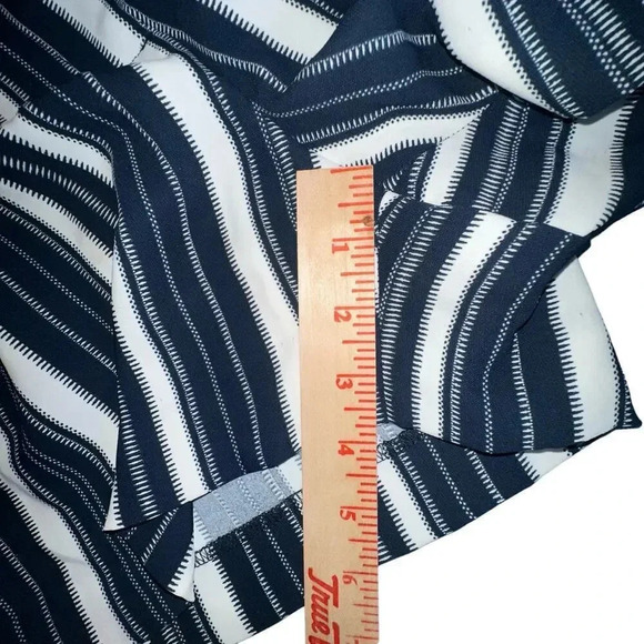 H&M women’s size 10 blue + white striped‎ belted polyester dressy shorts - Picture 8 of 8